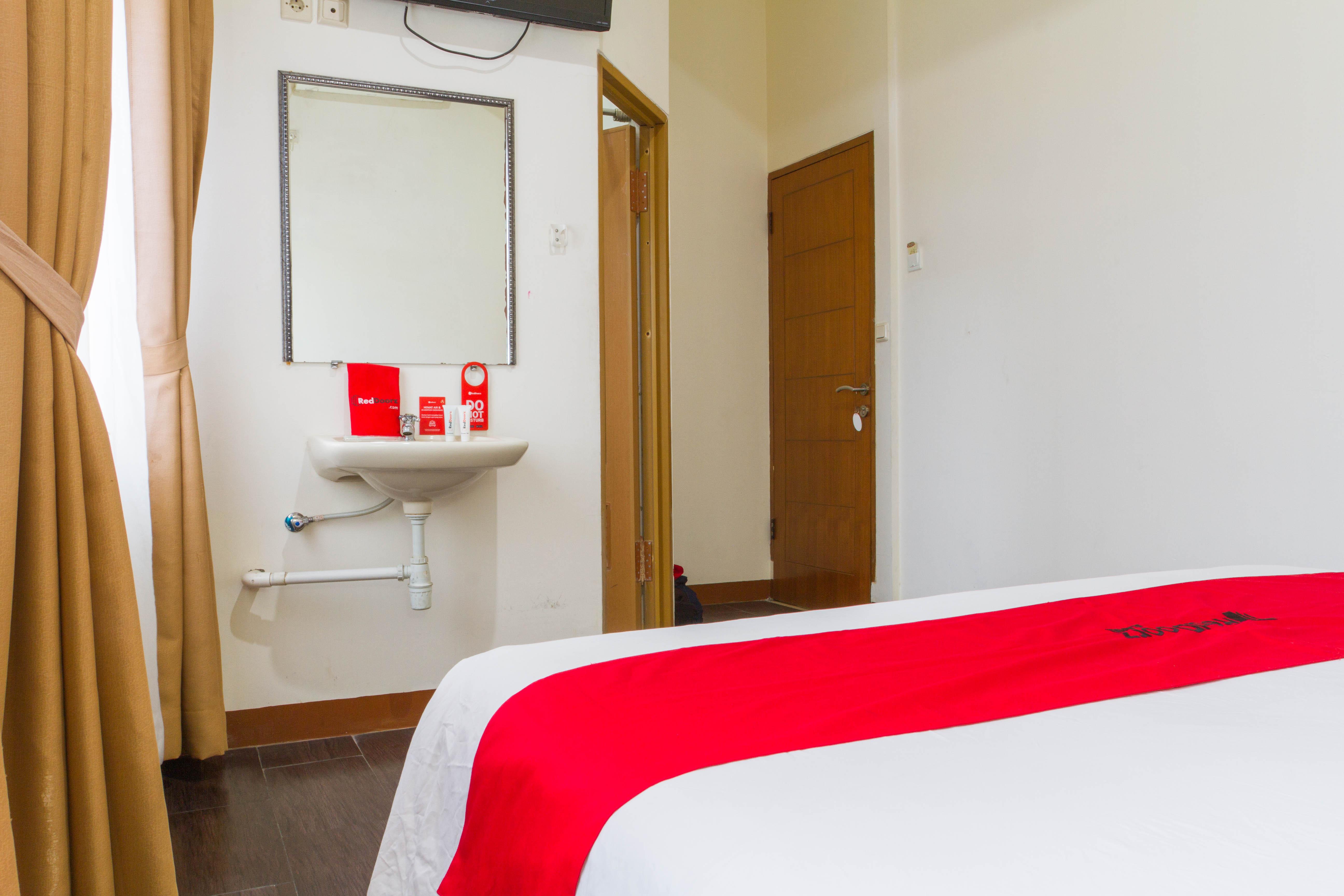 Reddoorz Plus @ Surapati 2 Бандунг Экстерьер фото